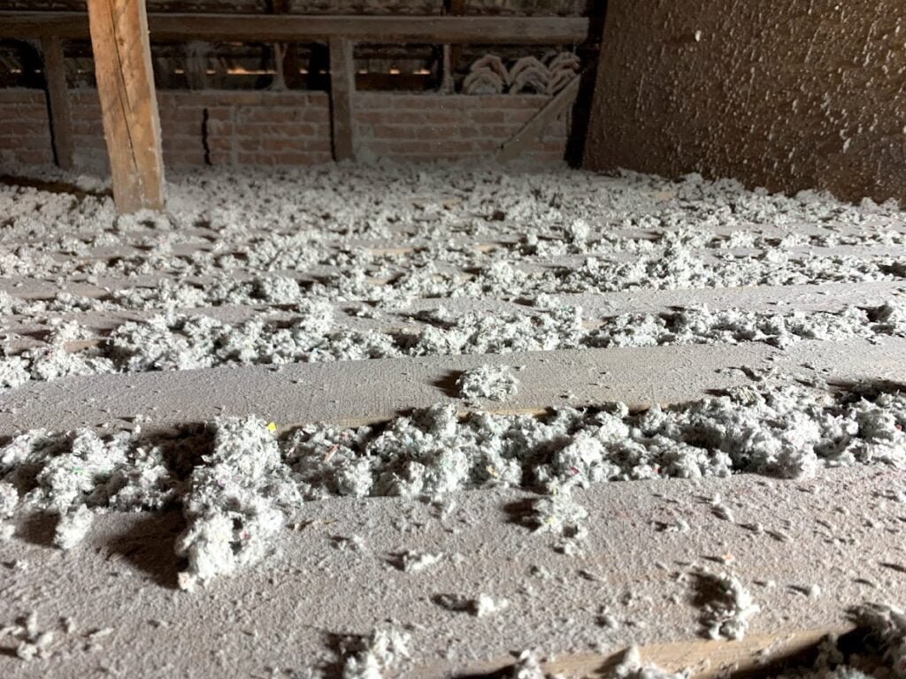 Izolație planșeu cu celuloză suflată — proiect Cellex